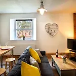 Guest Homes - Cambrian Apartment